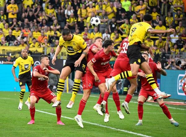 Malen strikes late to hand Dortmund victory over Cologne